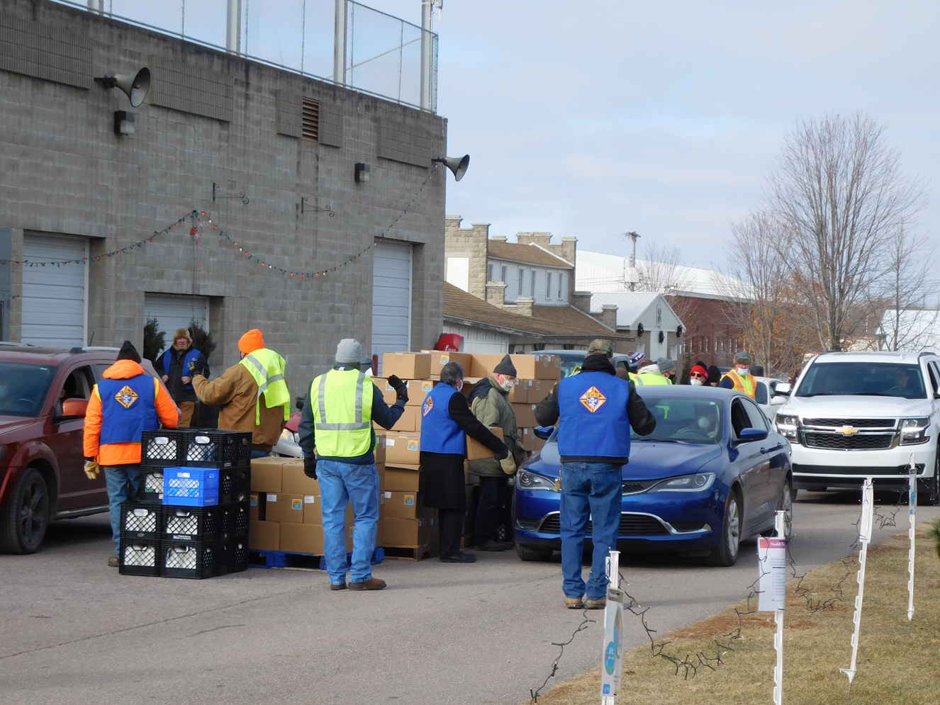 Farmers to Families giveaway makes holiday brighter | News, Sports, Jobs - Vimarsana News